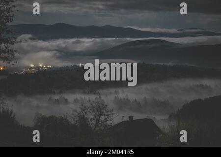 Am frühen Morgen neblig Blick von Zidanica, typisches slowenisches Landhaus oder Wochenendhaus in der Region dolenjska in slowenien, normalerweise umgeben von üppigen Weinbergen Stockfoto