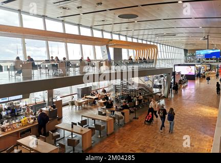 Abflug- und Ankunftsterminal an einem modernen internationalen Flughafen von Helsinki finnland. Stockfoto