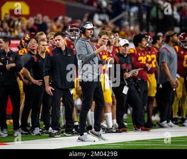 Allegiant-Stadion. 02.. Dezember 2022. NV USA USC-Cheftrainer Lincoln Riley an der Seitenlinie während des NCAA Pac 12 Fußballmeisterschaftsspiels zwischen USC Trojanern und den Utah Utes. Utah schlug die USC 47-24 im Allegiant Stadium. Thurman James/CSM/Alamy Live News Stockfoto