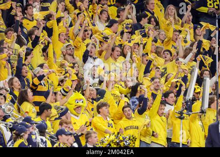 Indianapolis, Indiana, USA. 3.. Dezember 2022. Michigan Wolverine Fans feiern während des Spiels zwischen den Purdue Boilermakers und den Michigan Wolverines bei der Big Ten Championship im Lucas Oil Stadium, Indianapolis, Indiana. (Kreditbild: © Scott Stuart/ZUMA Press Wire) Stockfoto