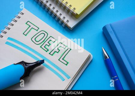 Handgeschriebener TOEFL-Test von Englisch als Fremdsprache im Notizblock. Stockfoto