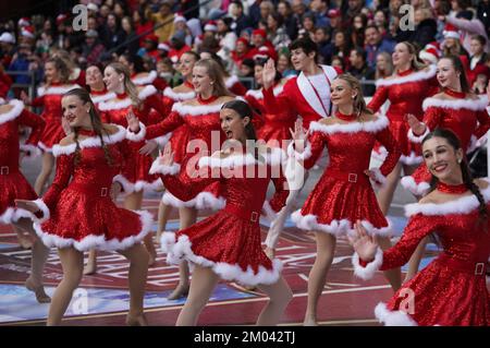 Dallas, Texas, USA. 3.. Dezember 2022. Tänzer treten während der Dallas Holiday Parade 2022 im AT&T Discovery District im Zentrum von Dallas auf. (Bild: © Javier Vicencio/ZUMA Press Wire) Stockfoto