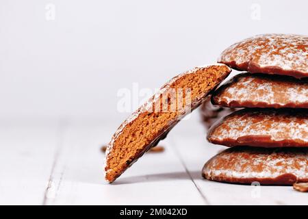 Im Inneren des traditionellen deutschen runden glasierten Lebkuchen-Weihnachtskekses „Lebkuchen“ Stockfoto