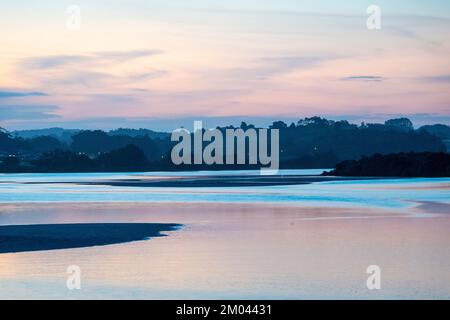 Sonnenuntergang über Orewa Estuary, Auckland, North Island, Neuseeland Stockfoto