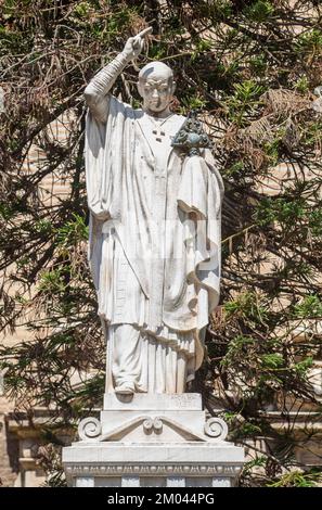 Cordoba, Spanien - 8.. September 2020: Denkmal von Bischof Osio, Bildhauer Lorenzo Coullaut Valera, 1926. Cordoba, Spanien. Statue Stockfoto