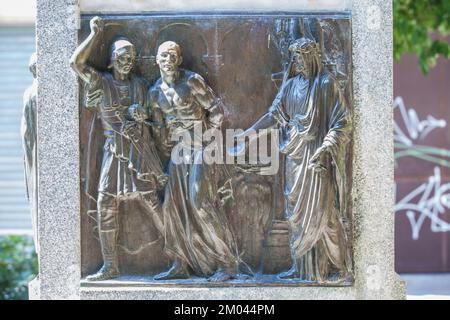 Cordoba, Spanien - 8.. September 2020: Denkmal von Bischof Osio, Bildhauer Lorenzo Coullaut Valera, 1926. Cordoba, Spanien. Biografie Bas-Reliefs Stockfoto