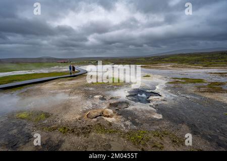 Touristen auf einer Holzfällerstraße zwischen den heißen Quellen, dem geothermischen Gebiet Hveravellir, den isländischen Highlands, Suðurland, Island, Europa Stockfoto