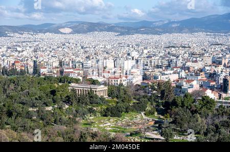 Blick über das Meer der Häuser von Athen, vor der griechischen Agora mit dem Hephaistos-Tempel, Athen, Attika, Griechenland, Europa Stockfoto