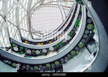 Astana, Kasachstan - 10.22.2022: Glaskuppel der nur-Alem-Kugel im Ausstellungsbereich der EXPO 2017. Futuristisches Interieur. Glasdach mit Solarpaneelen und l Stockfoto