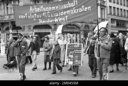 Internationale Widerstandskämpfer und Verfolger des Nazi-Regimes demonstrierten gegen die Verfolgung von Verbrechen der Nazis, teilweise bekleidet Stockfoto