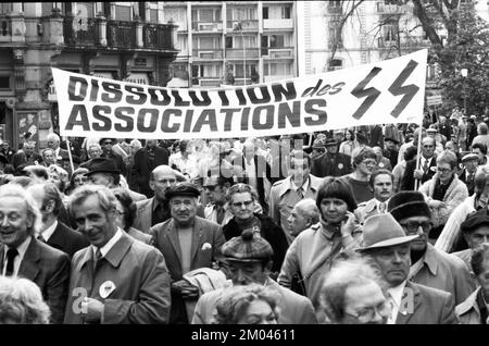 Internationale Widerstandskämpfer und Verfolger des Nazi-Regimes demonstrierten gegen die Verfolgung von Verbrechen der Nazis, teilweise bekleidet Stockfoto