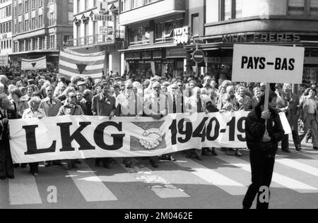 Internationale Widerstandskämpfer und Verfolger des Nazi-Regimes demonstrierten gegen die Verfolgung von Verbrechen der Nazis, teilweise bekleidet Stockfoto