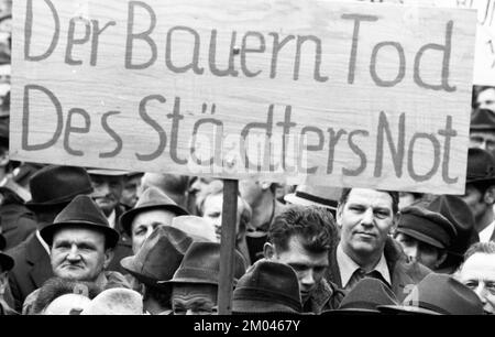 25, 000 Bauern protestieren auf Bonns Marktplatz, 27.03.1981, Deutschland, Europa Stockfoto