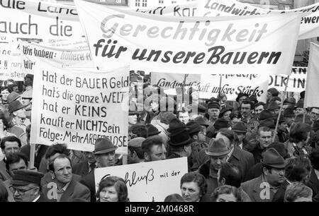 25, 000 Bauern protestieren auf Bonns Marktplatz, 27.03.1981, Deutschland, Europa Stockfoto