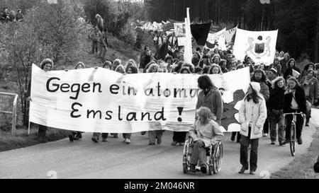 Mehr als 10 000 Gegner der Kernkraft und der Atomwaffen demonstrierten für ihre Ziele am 25.10.1980 in Lingen, Deutschland, Europa Stockfoto
