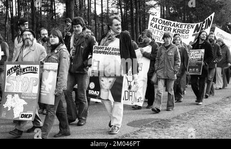 Mehr als 10 000 Gegner der Kernkraft und der Atomwaffen demonstrierten für ihre Ziele am 25.10.1980 in Lingen, Deutschland, Europa Stockfoto