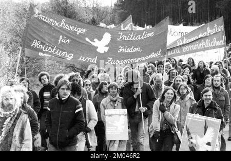 Mehr als 10 000 Gegner der Kernkraft und der Atomwaffen demonstrierten für ihre Ziele am 25.10.1980 in Lingen, Deutschland, Europa Stockfoto