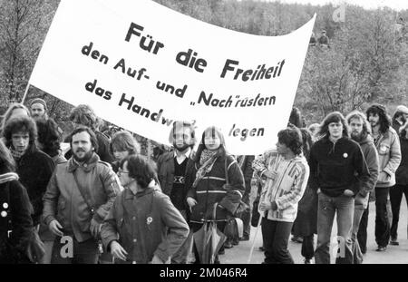 Mehr als 10 000 Gegner der Kernkraft und der Atomwaffen demonstrierten für ihre Ziele am 25.10.1980 in Lingen, Deutschland, Europa Stockfoto