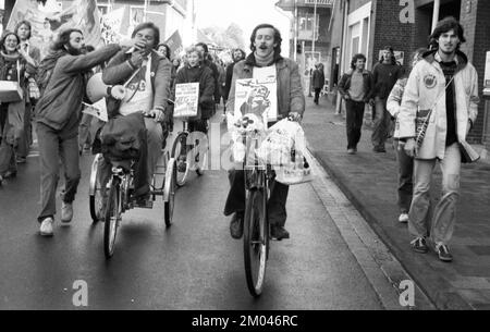 Mehr als 10 000 Gegner der Kernkraft und der Atomwaffen demonstrierten für ihre Ziele am 25.10.1980 in Lingen, Deutschland, Europa Stockfoto