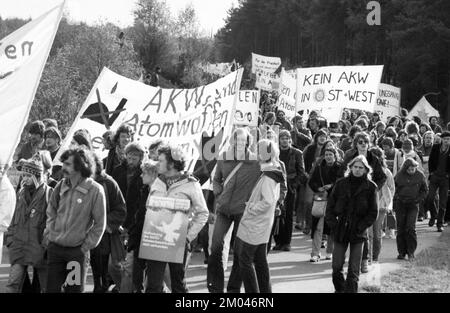 Mehr als 10 000 Gegner der Kernkraft und der Atomwaffen demonstrierten für ihre Ziele am 25.10.1980 in Lingen, Deutschland, Europa Stockfoto