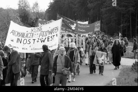 Mehr als 10 000 Gegner der Kernkraft und der Atomwaffen demonstrierten für ihre Ziele am 25.10.1980 in Lingen, Deutschland, Europa Stockfoto