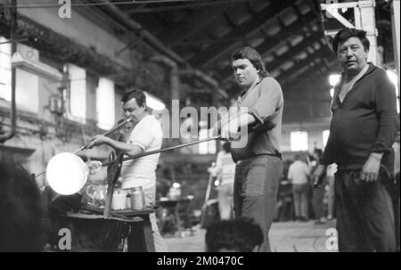 CZE, Tschechische Republik, Prag: CSSR, Land und Menschen. Alltag in einem Land unter kommunistischer Herrschaft. Prag 01.05.1981. Glasbläsertry und Menschen. L Stockfoto