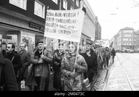 Die Sorge um ihre Arbeitsplätze brachte im Januar 1982 mehr als 5 000 Stahlarbeiter und ihre Familien auf die Straße, um gegen Deutschland und Europa zu protestieren Stockfoto