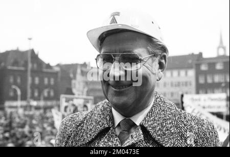 Die Sorge um ihre Arbeitsplätze brachte im Januar 1982 mehr als 5 000 Stahlarbeiter und ihre Familien auf die Straße, um gegen Deutschland und Europa zu protestieren Stockfoto