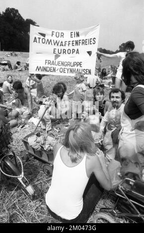 Der Friedensmarsch 1981 von Kopenhagen nach Paris erreichte auf seinem Weg die Städte Coesfeld (D) und Deurne (NL). Juli 1981, NDL, Niederlande Stockfoto