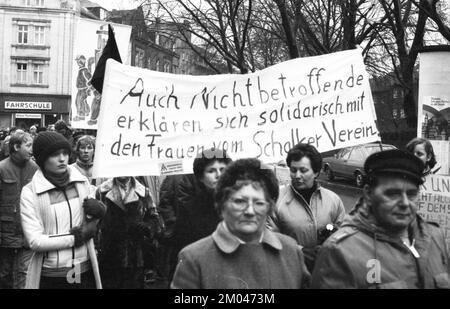 Die Sorge um ihre Arbeitsplätze brachte im Januar 1982 mehr als 5 000 Stahlarbeiter und ihre Familien auf die Straße, um gegen Deutschland und Europa zu protestieren Stockfoto