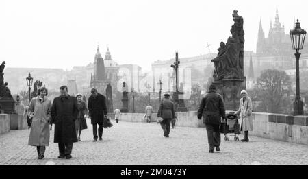 CZE, Tschechische Republik, Prag: CSSR, Land und Menschen. Alltag in einem Land unter kommunistischer Herrschaft. Prag 01.05.1981. Karlsbrücke, Europa Stockfoto