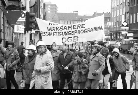 Die Sorge um ihre Arbeitsplätze brachte im Januar 1982 mehr als 5 000 Stahlarbeiter und ihre Familien auf die Straße, um gegen Deutschland und Europa zu protestieren Stockfoto