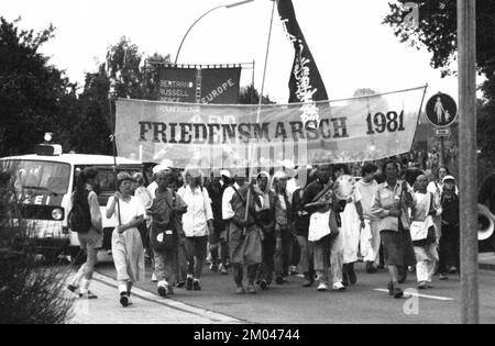 Der Friedensmarsch 1981 von Kopenhagen nach Paris erreichte auf seinem Weg die Städte Coesfeld (D) und Deurne (NL). Juli 1981, NDL, Niederlande Stockfoto