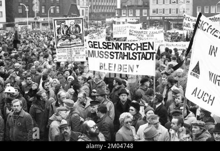 Die Sorge um ihre Arbeitsplätze brachte im Januar 1982 mehr als 5 000 Stahlarbeiter und ihre Familien auf die Straße, um gegen Deutschland und Europa zu protestieren Stockfoto