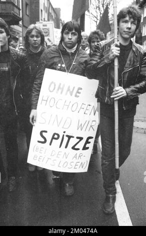 Die Sorge um ihre Arbeitsplätze brachte im Januar 1982 mehr als 5 000 Stahlarbeiter und ihre Familien auf die Straße, um gegen Deutschland und Europa zu protestieren Stockfoto