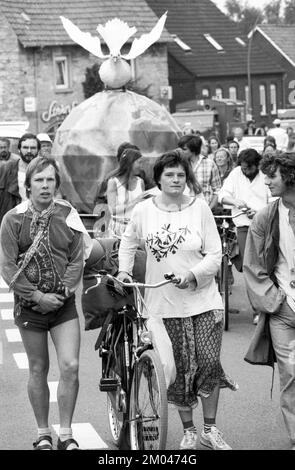 Der Friedensmarsch 1981 von Kopenhagen nach Paris erreichte auf seinem Weg die Städte Coesfeld (D) und Deurne (NL). Juli 1981, NDL, Niederlande Stockfoto