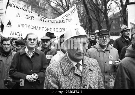 Die Sorge um ihre Arbeitsplätze brachte im Januar 1982 mehr als 5 000 Stahlarbeiter und ihre Familien auf die Straße, um gegen Deutschland und Europa zu protestieren Stockfoto