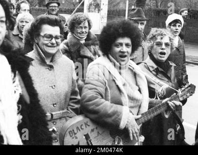 Die Sorge um ihre Arbeitsplätze brachte im Januar 1982 mehr als 5 000 Stahlarbeiter und ihre Familien auf die Straße, um zu protestieren.Fasia, Deutschland, Europa Stockfoto