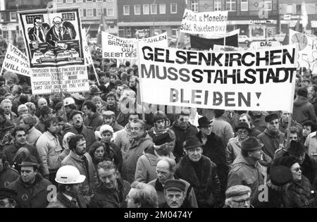 Die Sorge um ihre Arbeitsplätze brachte im Januar 1982 mehr als 5 000 Stahlarbeiter und ihre Familien auf die Straße, um gegen Deutschland und Europa zu protestieren Stockfoto