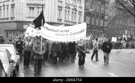 Die Sorge um ihre Arbeitsplätze brachte im Januar 1982 mehr als 5 000 Stahlarbeiter und ihre Familien auf die Straße, um gegen Deutschland und Europa zu protestieren Stockfoto