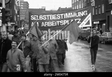 Die Sorge um ihre Arbeitsplätze brachte im Januar 1982 mehr als 5 000 Stahlarbeiter und ihre Familien auf die Straße, um gegen Deutschland und Europa zu protestieren Stockfoto