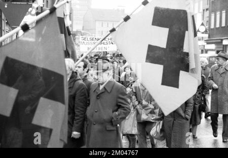 Die Sorge um ihre Arbeitsplätze brachte im Januar 1982 mehr als 5 000 Stahlarbeiter und ihre Familien auf die Straße, um gegen Deutschland und Europa zu protestieren Stockfoto