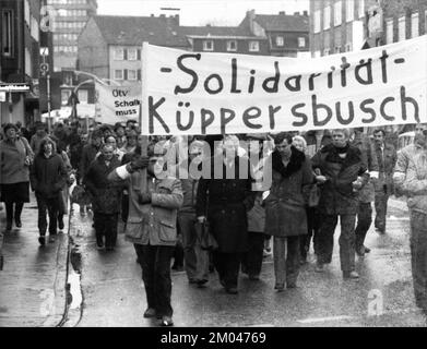 Die Sorge um ihre Arbeitsplätze brachte im Januar 1982 mehr als 5 000 Stahlarbeiter und ihre Familien auf die Straße, um gegen Deutschland und Europa zu protestieren Stockfoto