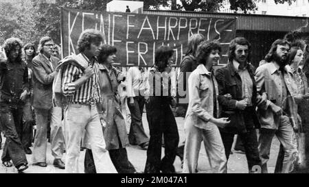 Demonstration der Kommunistischen Liga Westdeutschland (KBW) gegen Fahrpreissteigerungen am 28.08.1975 in Köln. Das KBW bestand von 1972 bis 1985 als SM Stockfoto