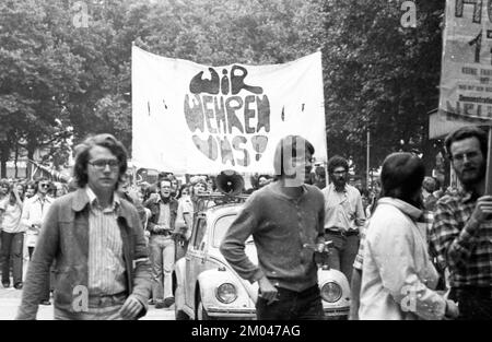 Demonstration der Kommunistischen Liga Westdeutschland (KBW) gegen Fahrpreissteigerungen am 28.08.1975 in Köln. Das KBW bestand von 1972 bis 1985 als SM Stockfoto