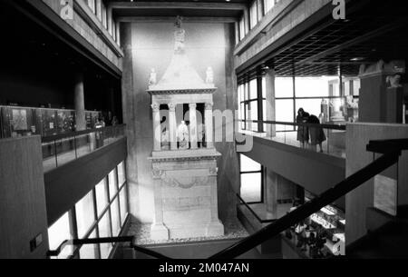 Im Rahmen des Latein-Kurses besuchte dieser Kurs des Max-Planck-Gymnasiums in Dortmund am 19. Januar das Romanisch-Germanische Museum und den Kölner Dom Stockfoto