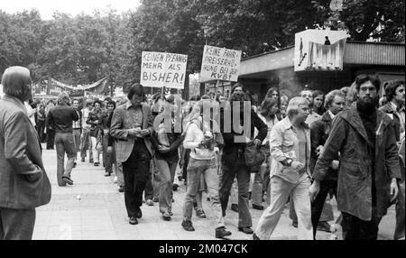 Demonstration der Kommunistischen Liga Westdeutschland (KBW) gegen Fahrpreissteigerungen am 28.08.1975 in Köln. Das KBW bestand von 1972 bis 1985 als SM Stockfoto