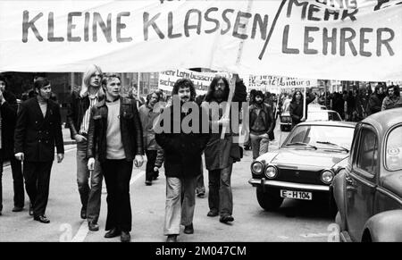 Mehrere hundert Auszubildende, Schüler und Studenten demonstrierten gemeinsam gegen den Rückgang der Lehrstellen und der Jugendarbeitslosigkeit am 15.03.1975 Stockfoto