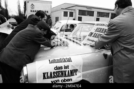 Am 13. Februar 1975 setzte die Gewerkschaft IG Metall eine Autokolonne ein, um ihre Forderungen nach höheren Löhnen, Mitbestimmung, Gleichberechtigung für Frauen und Reformen voranzutreiben Stockfoto