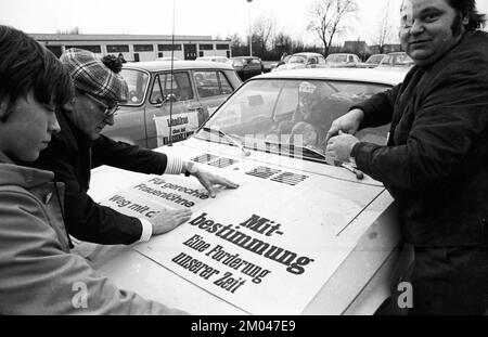 Am 13. Februar 1975 setzte die Gewerkschaft IG Metall eine Autokolonne ein, um ihre Forderungen nach höheren Löhnen, Mitbestimmung, Gleichberechtigung für Frauen und Reformen voranzutreiben Stockfoto